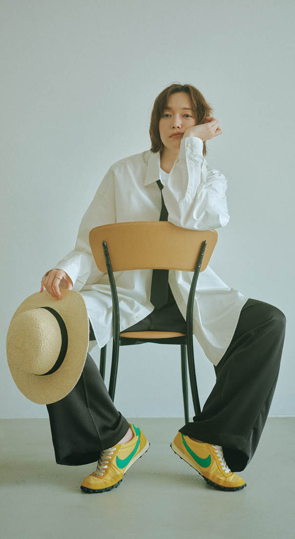 シャツ※メンズ¥41,800、ネクタイ¥15,400（共にグラフペーパー／グラフペーパー 東京）、中に着たTシャツ※メンズ¥990、ハット¥4,990（共に無印良品／無印良品 銀座）、パンツ¥26,950（イウエン マトフ／ユナイテッドアローズ 渋谷スクランブルスクエア店）、リング¥341,000（エムアネラ）、スニーカー¥12,430（ナイキ スポーツウェア／NIKE カスタマーサービス）