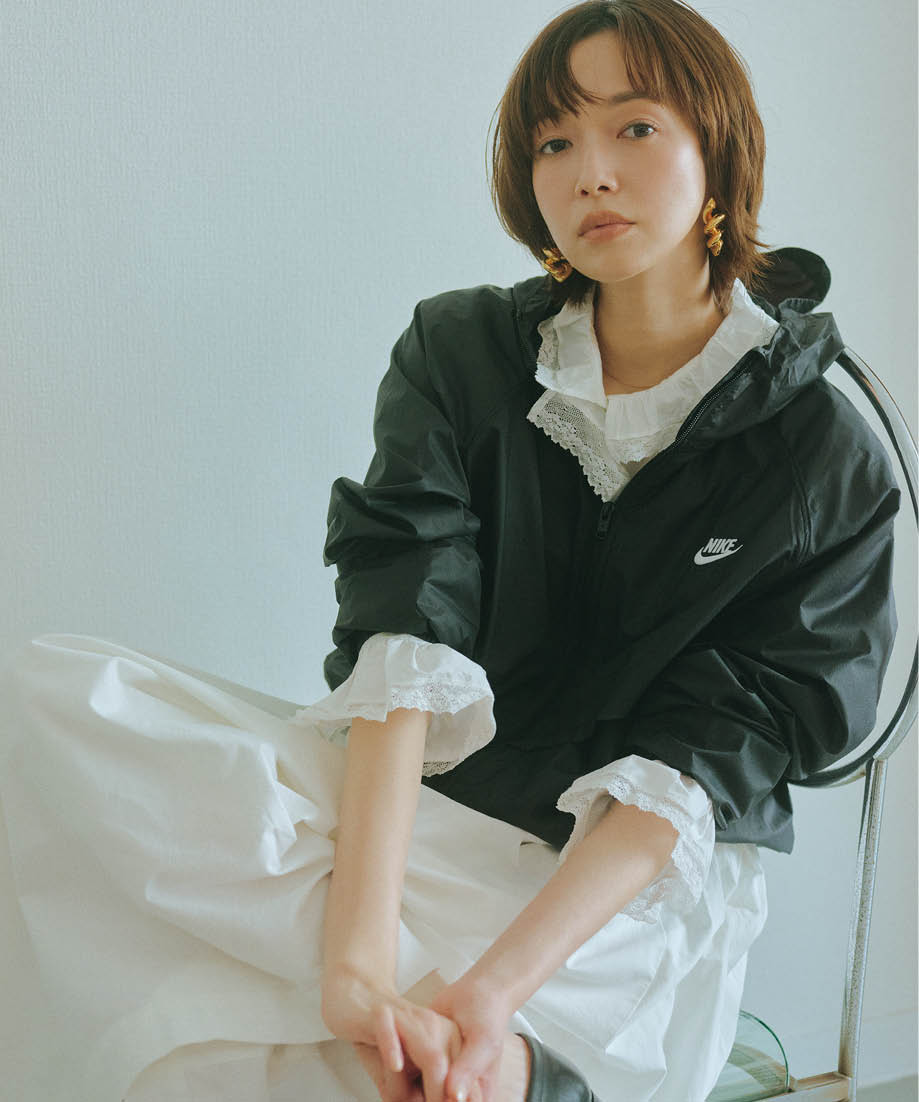 ジャケット¥15,180（ナイキ スポーツウェア／NIKE カスタマーサービス）、中に着たブラウス¥39,600（ビリティス・ディセッタン／ビリティス）、スカート¥12,900（無印良品／無印良品 銀座）、ピアス※1ピース¥64,900（マリア ブラック／マリア ブラック 表参道店）、ネックレス¥77,000（モニス／シープレス）、ローファー¥165,000（ジェイエムウエストン／ジェイエムウエストン 青山店）