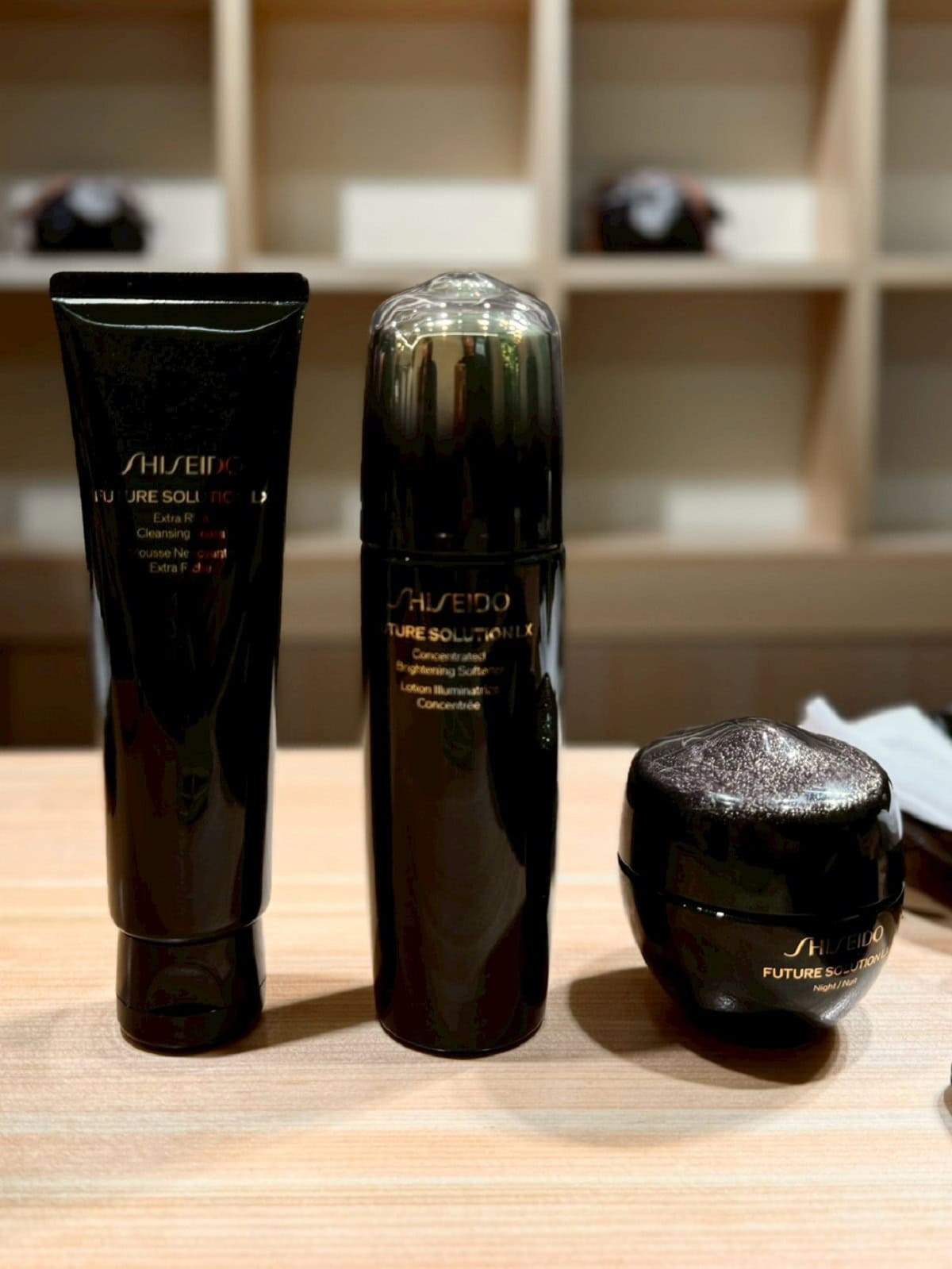 佇まいも美しい贅沢なラインナップ。右からフューチャーソリューション LX トータル Rクリーム 50g¥39,600、フューチャーソリューション LX コンセントレイティッド ブライトニングソフナー 170mL ¥14,850、フューチャーソリューション LX エクストラ リッチ クレンジングフォーム 134g ¥7,150(SHISEIDO)