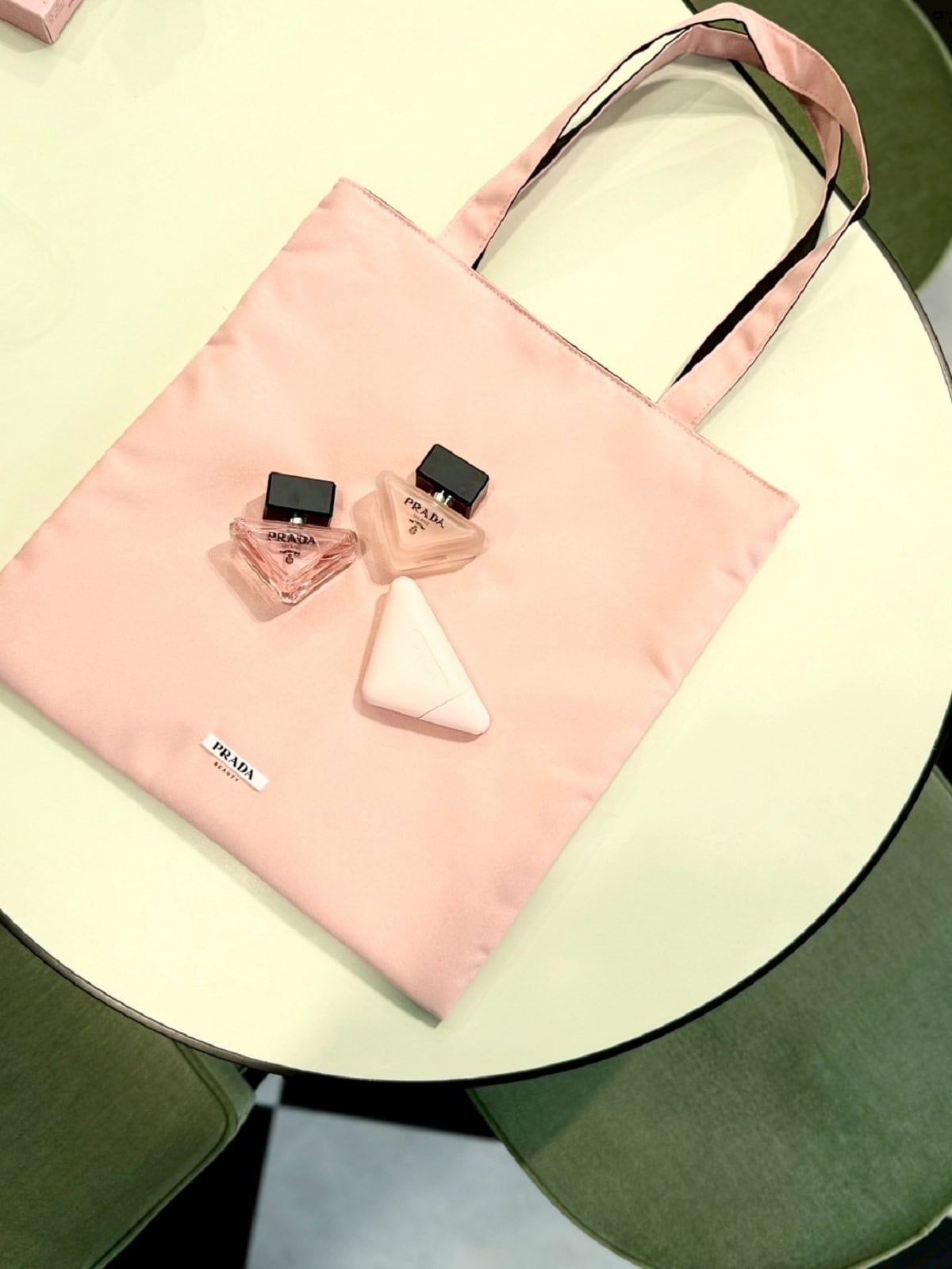 こちらは全国発売でも!プラダ ビューティ製品を¥30,000以上お買い上げでピンクの可愛すぎるトートがもらえちゃう!実は裏面はブラックのリバーシブル。ふかふか素材でPCを持ち運ぶのにも便利。サブバッグに可愛いピンクがぴったり。