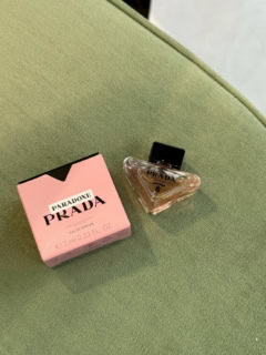 こちらはこの3日間限定。プラダビューティ製品を2点以上お買い上げで プラダ パラドックス オーデパルファム7mLをプレゼント。このサイズ、持ち運びにちょうどいい!