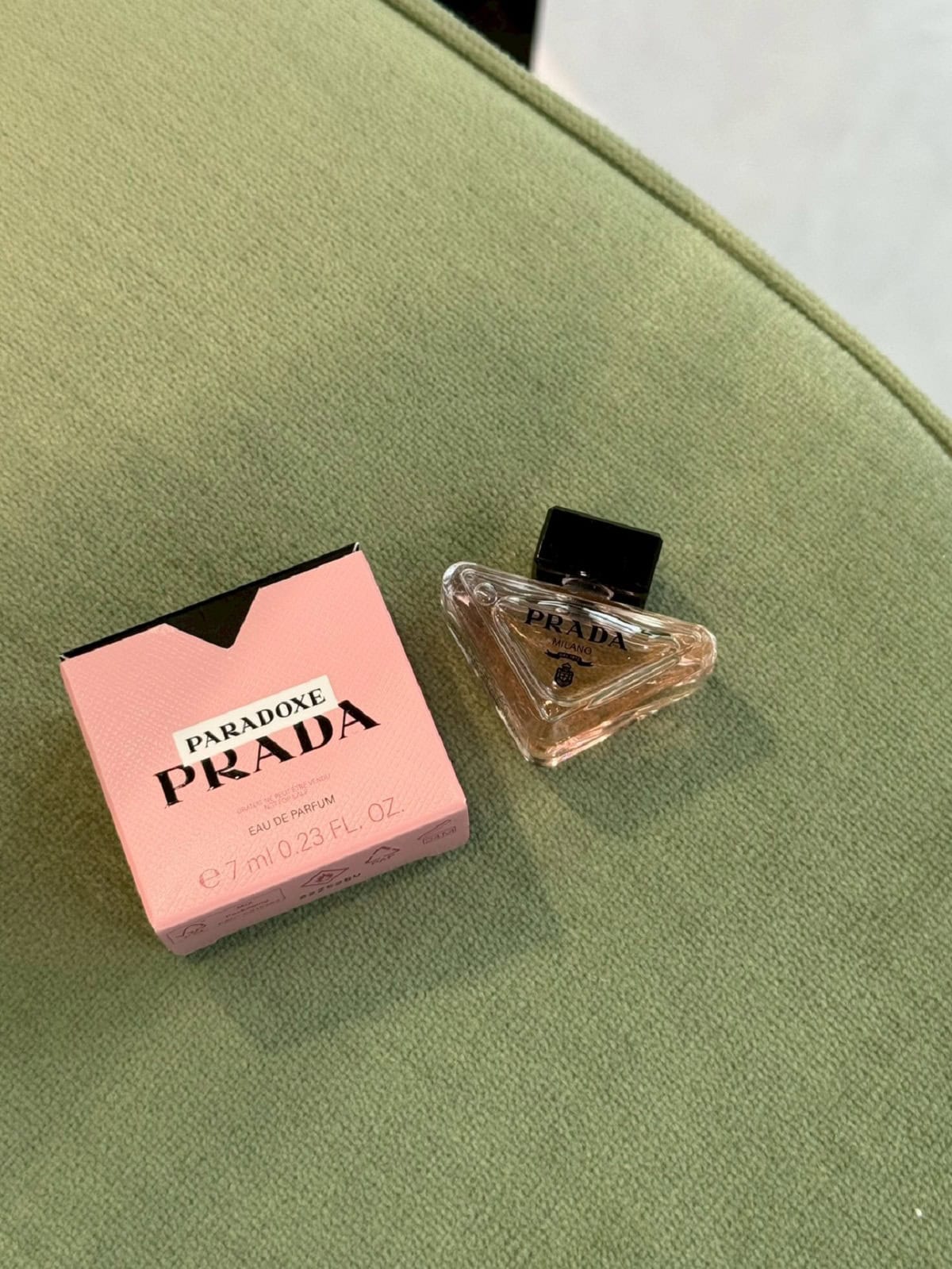 こちらはこの3日間限定。プラダビューティ製品を2点以上お買い上げで プラダ パラドックス オーデパルファム7ｍLをプレゼント。このサイズ、持ち運びにちょうどいい！