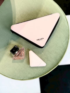 こちらもイベント限定。プラダ ビューティ製品を¥22,000以上お買い上げでオリジナルトライアングルポーチをプレゼント。お部屋に飾っても可愛いピンクのトライアングルポーチは絶対欲しい!