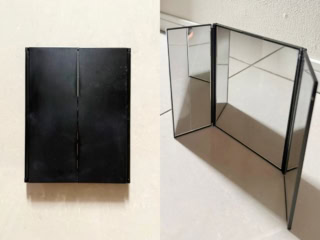 正面を開くと3面鏡に。よく目にする折り畳みのタイプって鏡が1枚だけなので手でもって横や斜めチェックしてませんでしたか？これなら一度に3方向からチェックできます。自分のは使いすぎて左側の開きが緩くなってきちゃったけど絶賛ヘビロテ中！