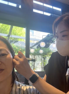 耳を見て触れただけで、私の不調部分をズバリ言い当てる、セラピストの辻田美智子さん。西宮の耳つぼ整体サロン「plus one」では寝ながら施術が受けられるそう。https://www.instagram.com/michiko33nami/