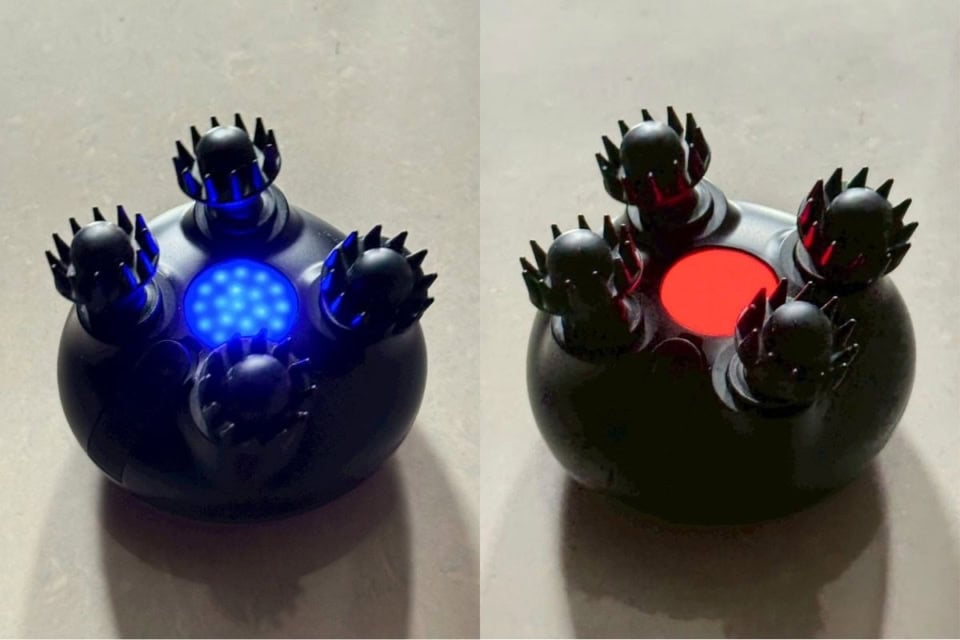 お風呂で使うときは赤く光るEMSモードで。しっかり感じられるもの。ディズム スキンケア＆リフト プロヘッドデバイス ￥34,100（アンファー）