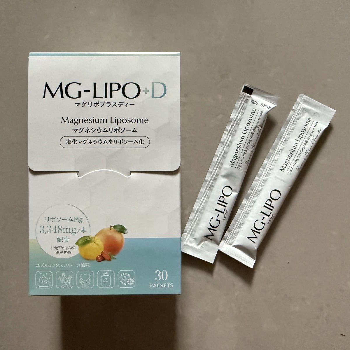 最近飲んでいるのは マグリポプラスディー。海外通販などマグネシウムサプリは色々試しましたが先日出会ったこちらを今は愛飲中。えぐみと苦みがあるマグネシウムですが柑橘系で果物の皮みたいな味。なので薄めずそのまま飲んでいます。飲みにくい人は飲み物に混ぜても〇。マグリポプラスディー (私物)