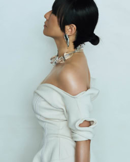 ネックレス¥540,100［SV×ガラス］、ピアス［SV×ガラス］¥200,200、ドレス¥1,159,400（全てボッテガ・ヴェネタ／ボッテガ・ヴェネタ ジャパン）