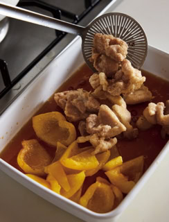 POINT_油の温度が下がらないよう、鶏肉は2∼3切れずつ揚げて。揚がった具材は調味液に直接入れ、油をきりすぎないほうが旨みやコクが増す。