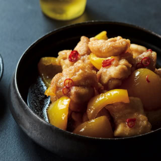 鶏肉の下味は塩だけ! 塩味をきかせると味がボヤけない。すぐに食べても、時間をおいて南蛮酢を吸わせても美味。