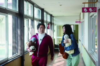 story_1977年、静岡。娘を出産した富士子（片山友希）は、夫の実家でいじめられ、義母（YOU）らに娘を奪われる。実母の助けを得て娘を取り戻した彼女は、シングルマザーになることを決意するのだが……。