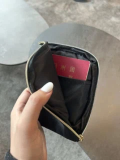内側にはポケットがひとつ付いています。旅先ではパスポートと一緒にチケットを収納しても便利。