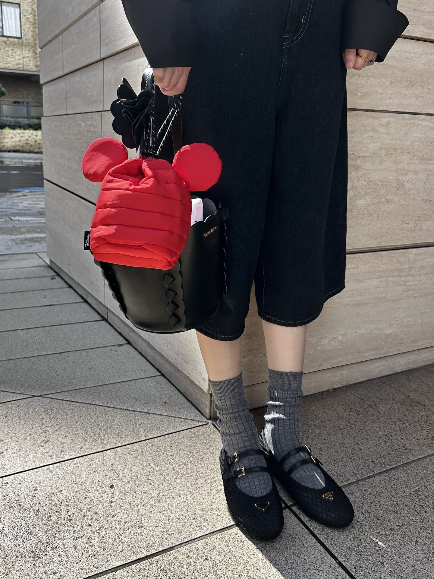 ブラックコーデとの相性も抜群。見かけるとつい「かわいい！」と声をかけたくなるキャッチーなアイテムです。