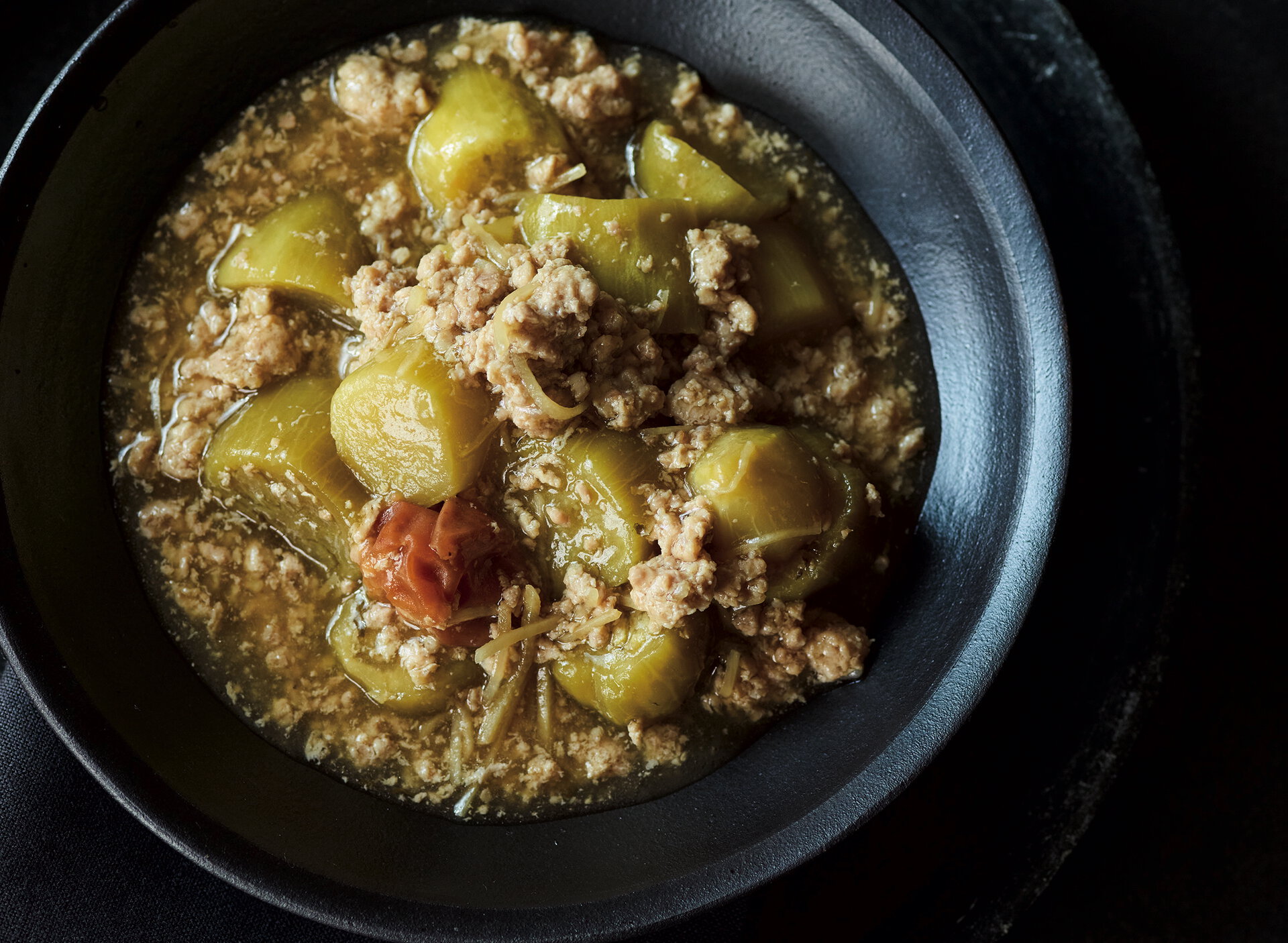 梅干しの軽やかな酸味で甘辛味が引き締まり、食べ飽きない。なすのとろけるような柔らかさと、ひき肉の旨みも後を引く。
