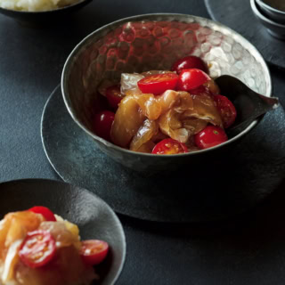 そのまま食べればおつまみに、ごはんにのせれば昼食や夕食にも重宝。ミニトマトのフレッシュな甘酸っぱさがいいアクセントに。