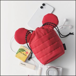 スマホやカメラなど最低限の荷物が収まる程よいサイズ感。