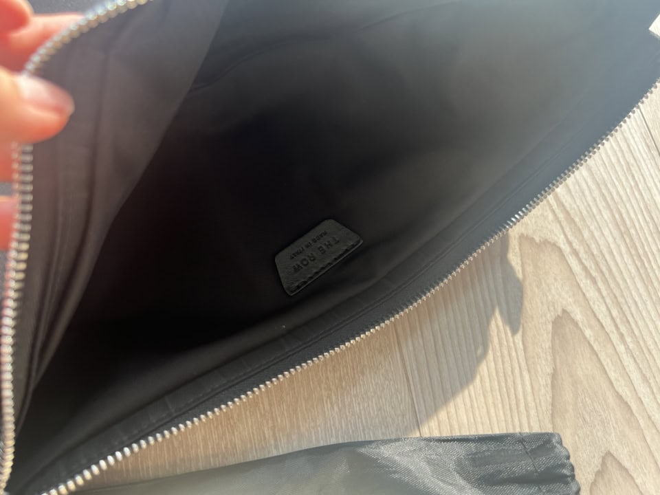 見えるところにロゴは一切なく、ジップを開けたところにチラリとあります（そういうところが好きです）