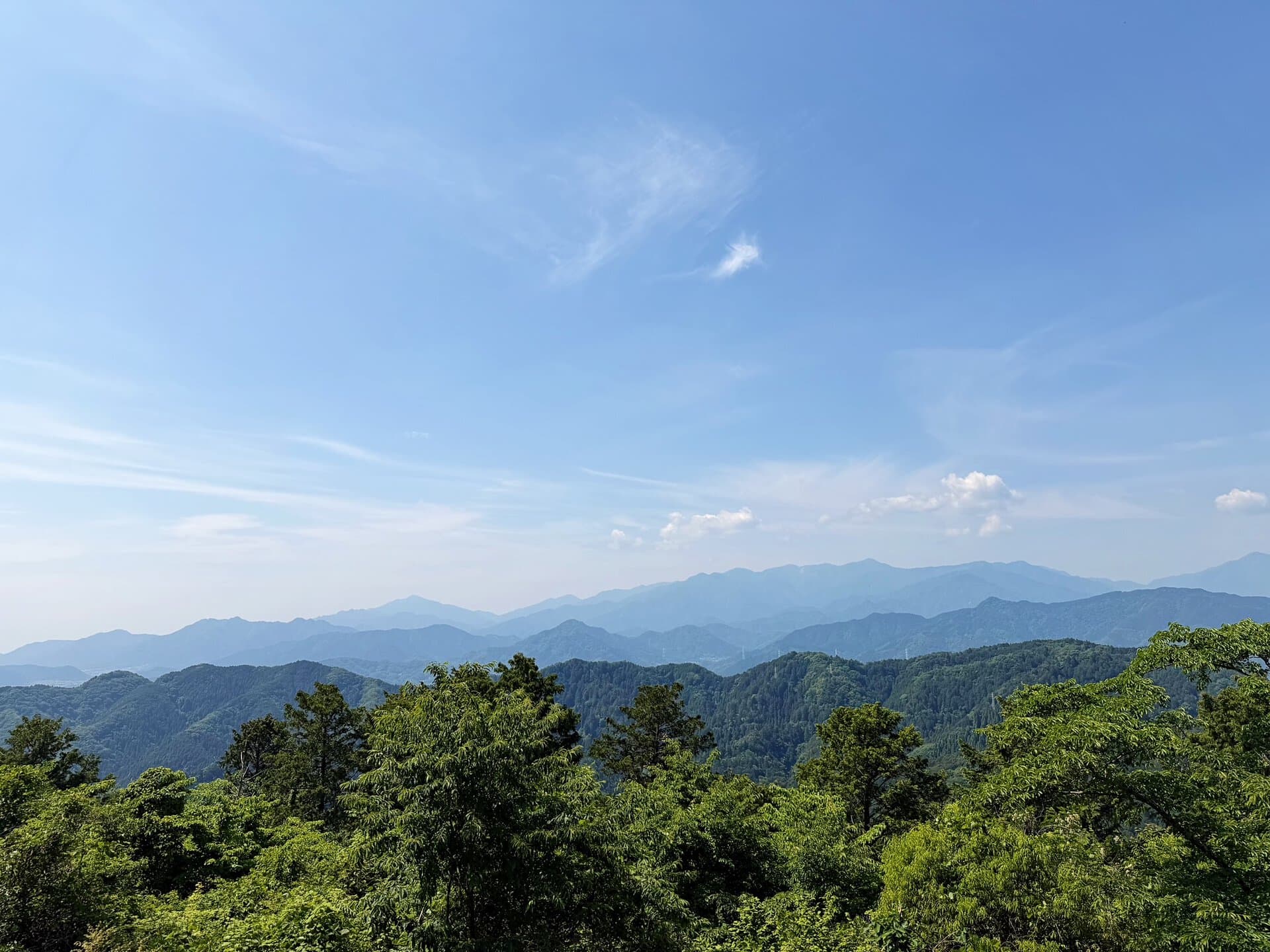 見渡す限り空と山の大パノラマ！