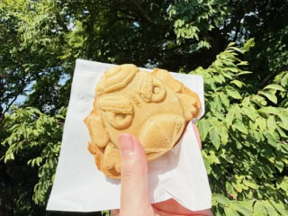 烏天狗の顔をかたどった「天狗焼」も名物のひとつ。