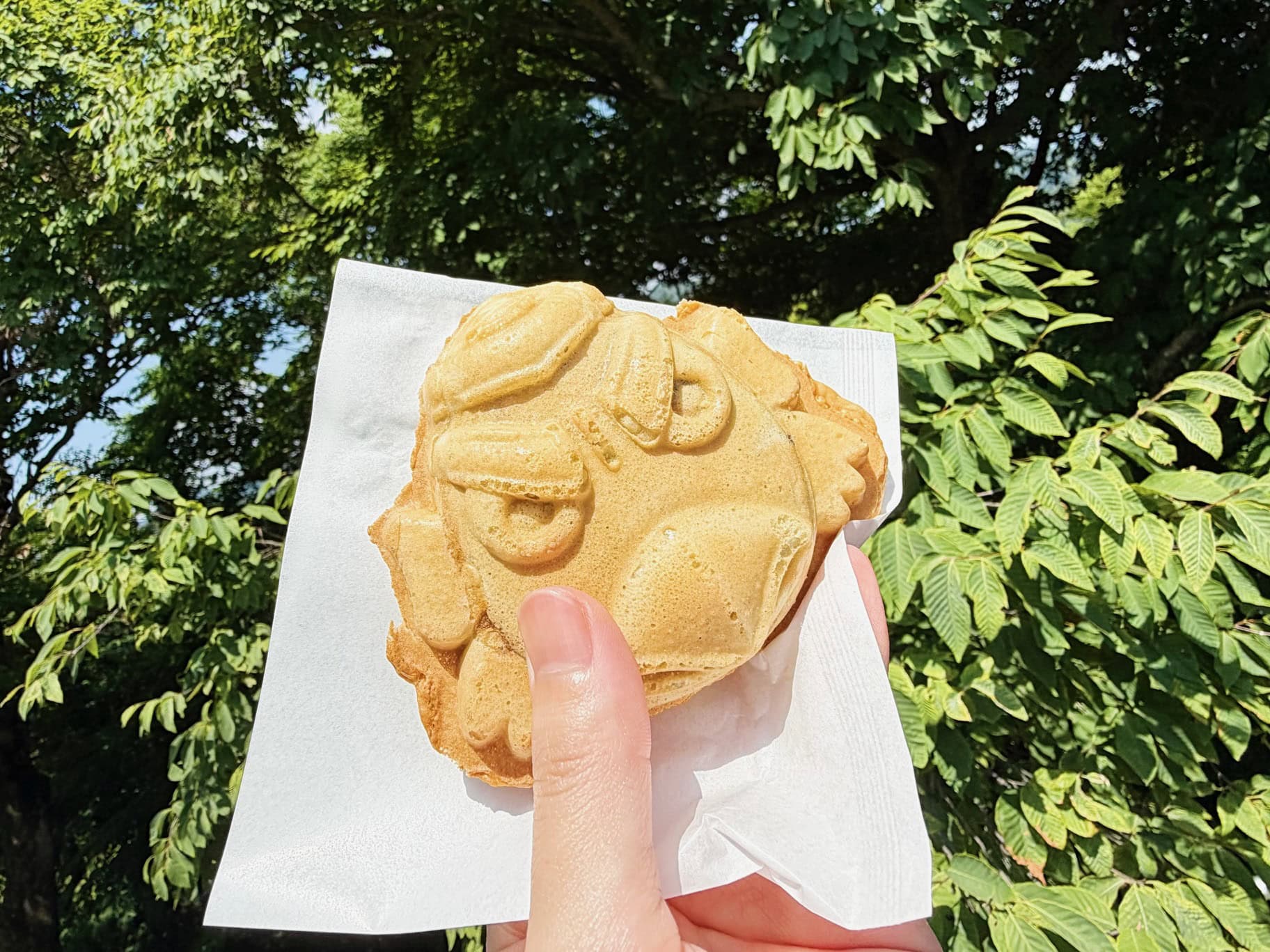烏天狗の顔をかたどった「天狗焼」も名物のひとつ。