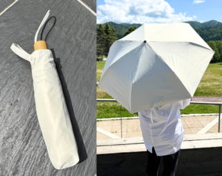 たたむと大人の手元になじむ上品な木目調。開けば背中までスッポリ包み込む親骨55cmの大判サイズで、夏の強い日差しや突然のゲリラ豪雨からも鉄壁に身を守ります。
