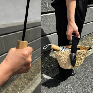 安定感抜群のしっかりとした持ち手。折りたたむとバッグから少し覗く頼もしいサイズ感で、夏の急な悪天候にもこれ一本で安心です。
