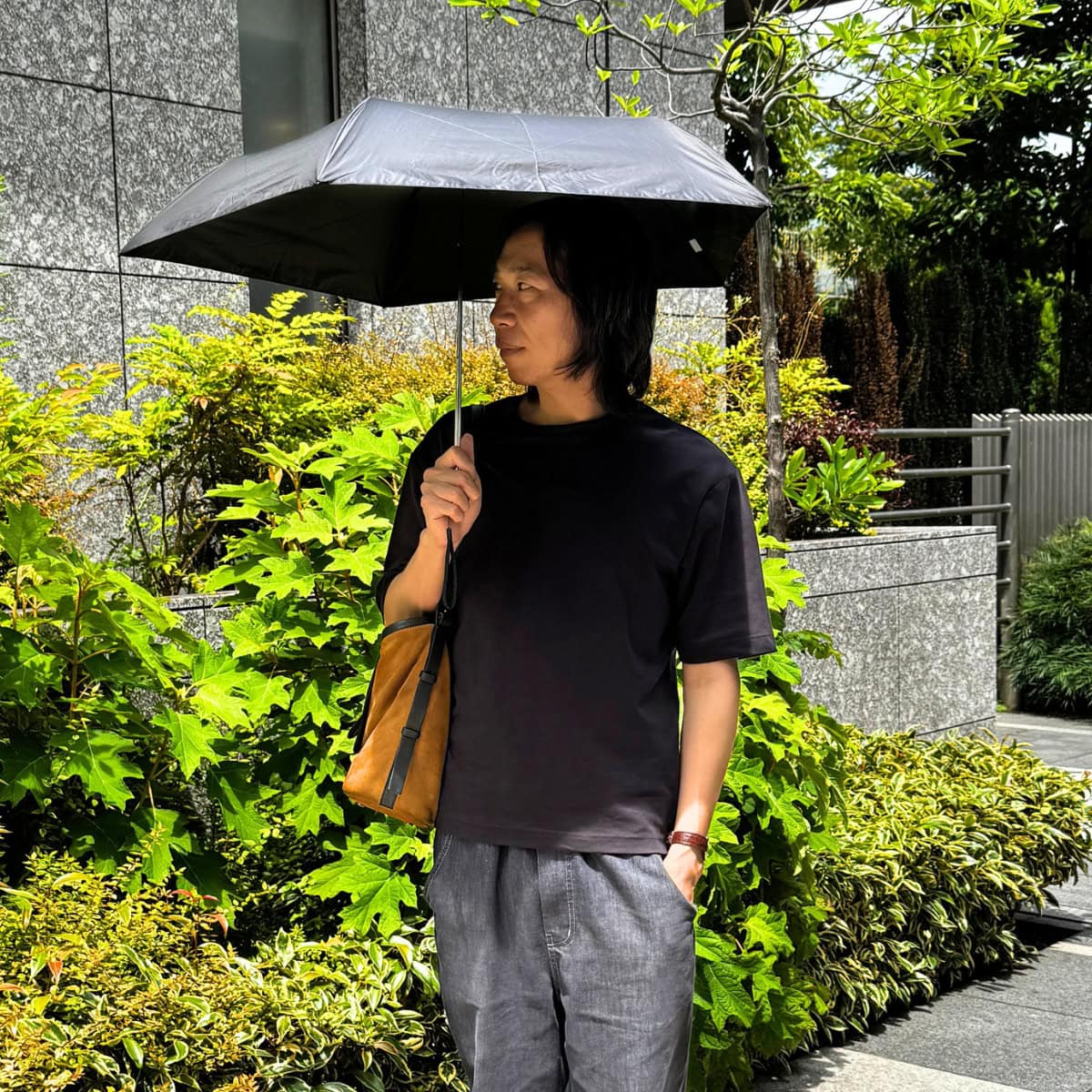 無駄な装飾を削ぎ落とした究極のミニマルデザイン。トレンドの「日傘男子」のスタイリングにもスマートに馴染み、大人の夏のコーディネートを引き締めてくれます。