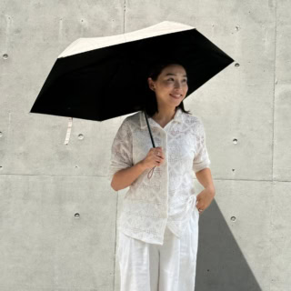 1,100円という衝撃のプチプラながら、さした瞬間に涼しさを体感できる完全遮光&遮熱仕様。上品なニュアンスベージュが、大人の夏のカジュアルスタイルに洗練された明るさをプラスしてくれます。