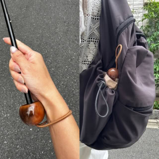 手元からしっかり高見えしてくれる綺麗なマーブルデザイン。コンパクトに折りたためるのでリュックのサイドポケットにもすっぽり収まり、荷物が多いママでもサッと出し入れできて実用性抜群です。