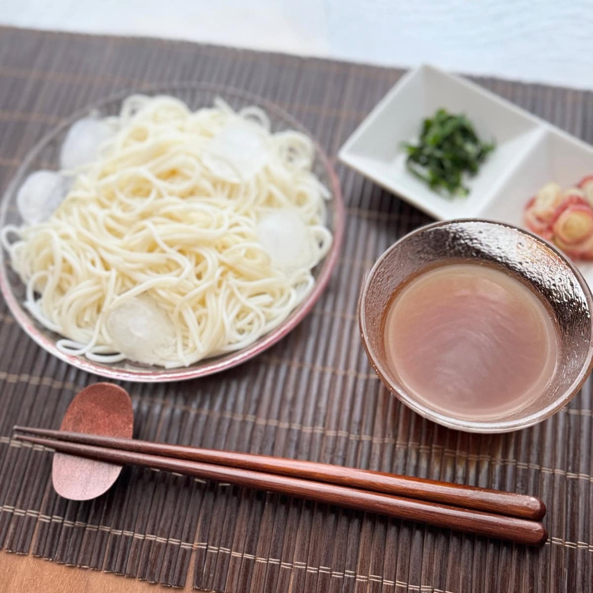 大葉やみょうがの薬味を添えて涼やかに。氷で締めた素麺によく絡み、食欲をそそります！