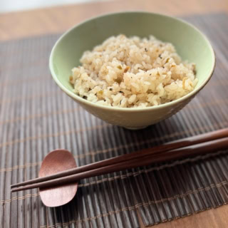 「混ぜ込み御飯の素 梅じゃこごはん」を炊きたてご飯に混ぜるだけ。ほんのりピンクに染まった梅肉と赤しそが華やか!
