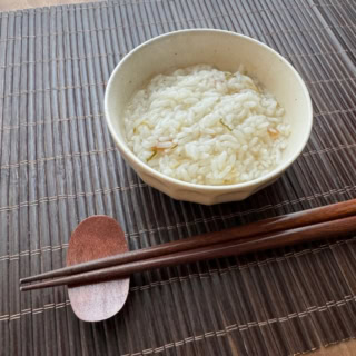 お湯を注ぐだけでだしの旨味がじんわり広がる「梅しらす雑炊のもと」。さらさらと優しく、クーラー冷えした朝にも最適!