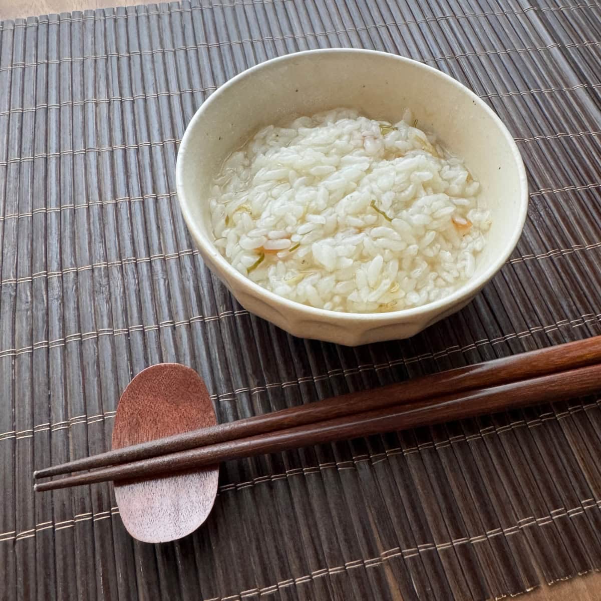 お湯を注ぐだけでだしの旨味がじんわり広がる「梅しらす雑炊のもと」。さらさらと優しく、クーラー冷えした朝にも最適！