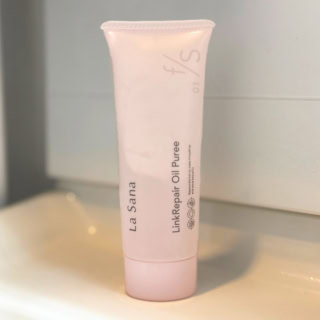 見事にこちらも減ってます(笑)編集部でも愛用者が多い、ラサーナのヘアジェル。ドライヤーの時短で髪の水分を余計に奪うことなく、濃密なうるおいヴェールで閉じ込めてくれるから、翌朝起きたときのまとまり感が別次元に。夜の爆速ヘアドライの仕上げには、絶対に外せない相棒です!リンクリペアオイル ピュレ 60mL ¥1,9800(ラサーナ)