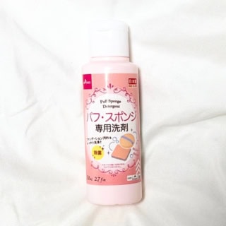 ダイソーの隠れた名品。美容プロの梅田が絶賛する実力に、私も思わず即買いした大注目アイテムです!パフ・スポンジ専用洗剤 80mL ¥110 (ダイソー)