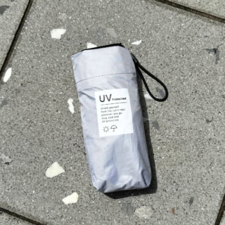 UVカット率も心強い晴雨兼用傘。このフラット設計が、大人の毎日の持ち歩きに本当に便利なんです!晴雨兼用フラット折り畳み傘 全2色 ¥770 (ダイソー)