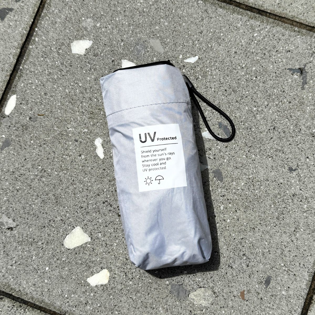 UVカット率も心強い晴雨兼用傘。このフラット設計が、大人の毎日の持ち歩きに本当に便利なんです！晴雨兼用フラット折り畳み傘 全2色 ¥770 (ダイソー)