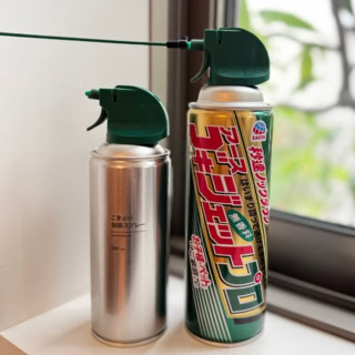 中身は同じ。でも、見た目はこんなに違う。アース製薬の強力な『ゴキジェットプロ』と、無印良品の『ごきぶり駆除スプレー』を並べてみました。ヘッドの形状は完全一致!これなら、効き目はそのままに、リビングに堂々と出しっぱなしにできます。『効き目は欲しい、でも派手な缶は置きたくない』という長年の悩みを、無印良品が解決してくれました!