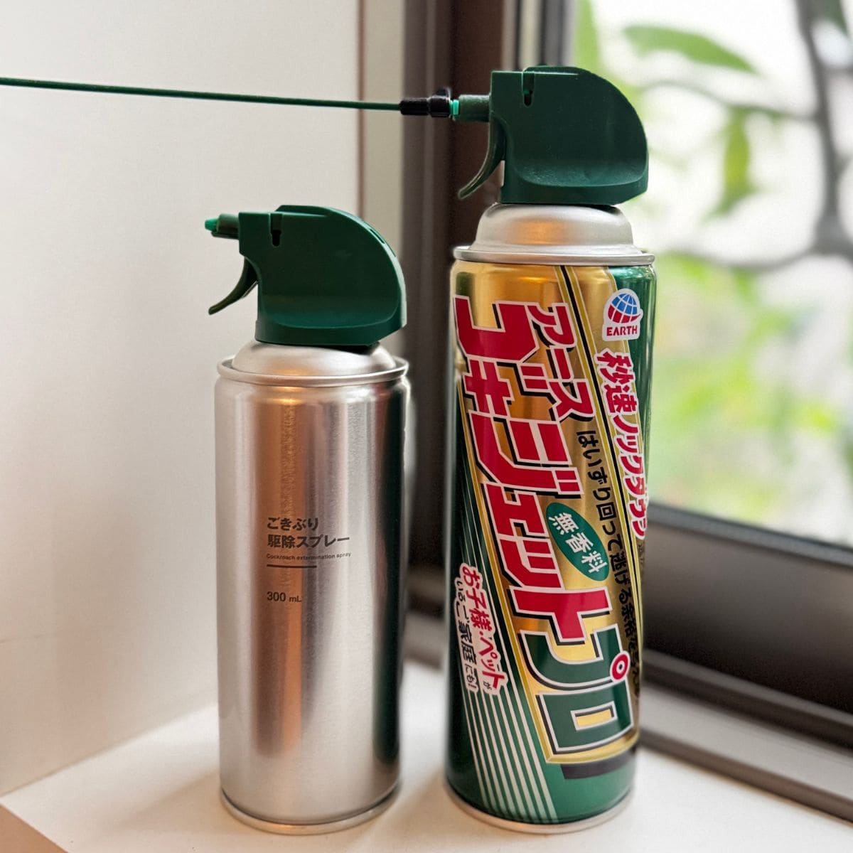 中身は同じ。でも、見た目はこんなに違う。アース製薬の強力な『ゴキジェットプロ』と、無印良品の『ごきぶり駆除スプレー』を並べてみました。ヘッドの形状は完全一致！これなら、効き目はそのままに、リビングに堂々と出しっぱなしにできます。『効き目は欲しい、でも派手な缶は置きたくない』という長年の悩みを、無印良品が解決してくれました！