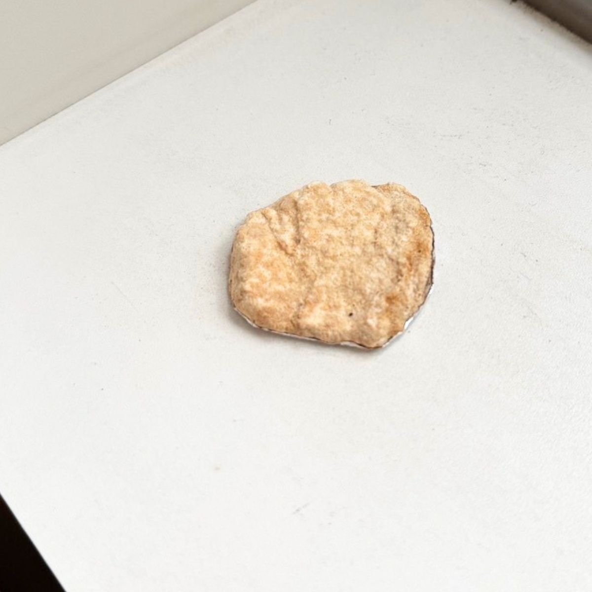 義母が毎年送ってくれる強力な自家製ゴキブリ団子。ちなみに義母直伝のレシピは「ホウ酸、すりおろし玉ねぎ、小麦粉、砂糖、牛乳」を練ってアルミにつけて乾燥させたものだそう。実家の愛、強し!