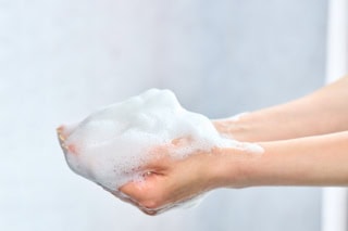 SABONの大人気シャワーオイルが進化!ボタニカルオイル配合のみずみずしい泡が肌のバリア機能を守り、乾燥やつっぱり感のないしっとり透明美肌へと洗い上げます。