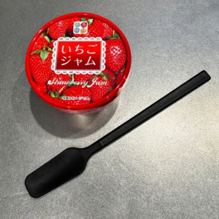 毎朝のトーストに欠かせないジャム塗りには、このシリコーン調理スプーンがベストパートナー。小ぶりなジャムの容器にもすっぽり入る絶妙なサイズ感!シリコーン ジャムスプーン ¥390 (無印良品)