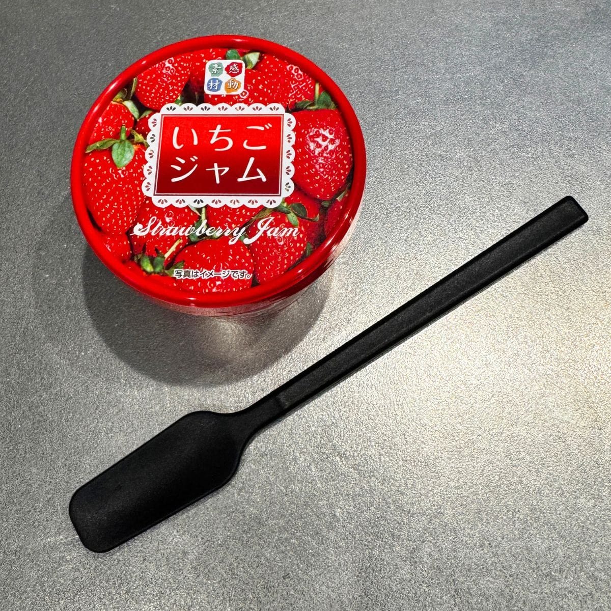 毎朝のトーストに欠かせないジャム塗りには、このシリコーン調理スプーンがベストパートナー。小ぶりなジャムの容器にもすっぽり入る絶妙なサイズ感!シリコーン ジャムスプーン ¥390 (無印良品)