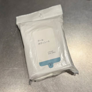 無印良品らしいシンプルでスタイリッシュなパッケージは、大人のバッグやオフィスのデスクに置いてあっても生活感が出ずスマート。メントールの清涼感で爽快にリフレッシュできる、大人の夏に欠かせない口コミでも大人気のおすすめ汗拭きシートです。クールボディシート 12枚入り ¥290 (無印商品)