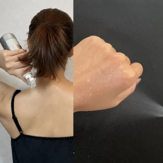ボトルを逆さに持てるので、手が届きにくい背中全体へもストレスなく「浴びるボディケア」が可能！ミルクのような白い液体が、きめ細かな極上ミストになってみずみずしく広がります。美白と肌あれ予防を叶えるW有効成分の美容液ながら、仕上がりは驚くほどサラサラでベタつきません。
