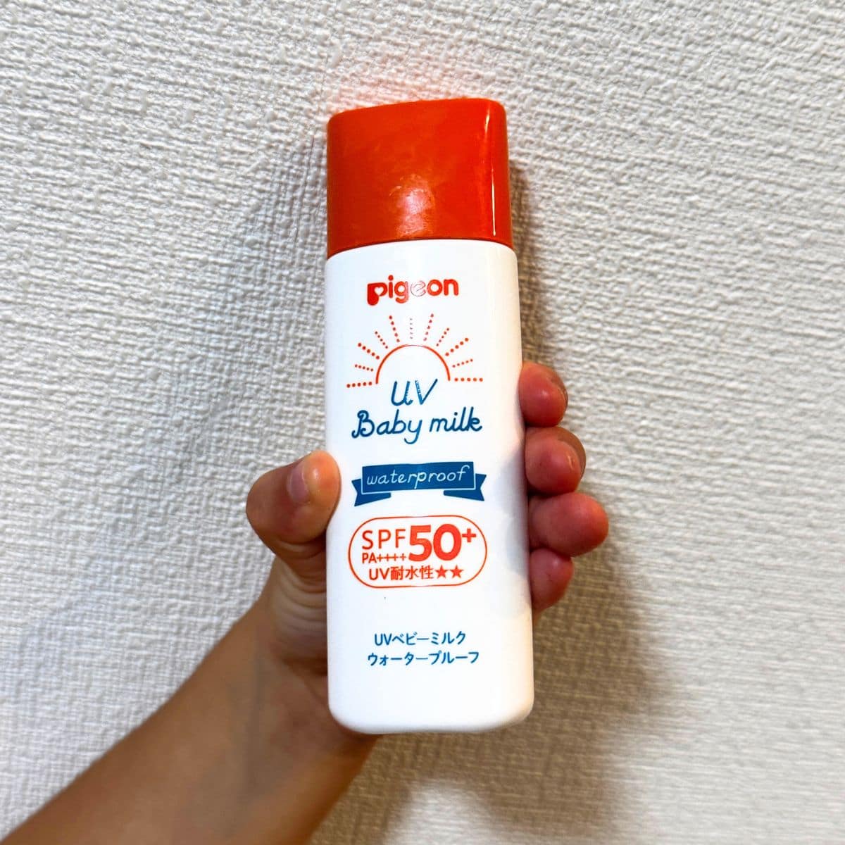 肌荒れに悩んでいた時期から我が家がガチで愛用している『UVベビーミルク ウォータープルーフ』。こちらは昨年バージョンのパッケージのため現在はネット通販メインでの購入になりますが、敏感肌を優しく守りながらプールや水遊びでも紫外線から鉄壁ガードしてくれる、夏の外遊びに手放せない絶対的安心の一本です!UVベビーミルク ウォータープルーフ SPF50+ PA++++ 50 50g ¥1,188(ピジョン)