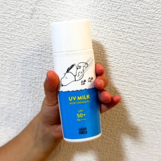 スヌーピーのデザインが愛らしいボトル。蓋を回して開けると、中身を少しずつ出しやすい極細のノズルが登場。ドバッと出すぎる心配がなく、量の調整がしやすい実用的な設計です!SNOOPY ノンケミカルUVミルクSPF50+/PA++++ 50mL ¥2,420(ママベビー)