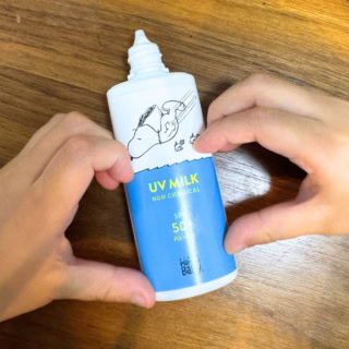 インタビューのあと、「これ、好きな印!」と、ママベビーに小さな手でハートを作ってくれた息子(笑)。子どもの正直な肌が選んだ心地よいUVケアで、今年の夏は家族みんなで笑顔で乗り切りましょう!