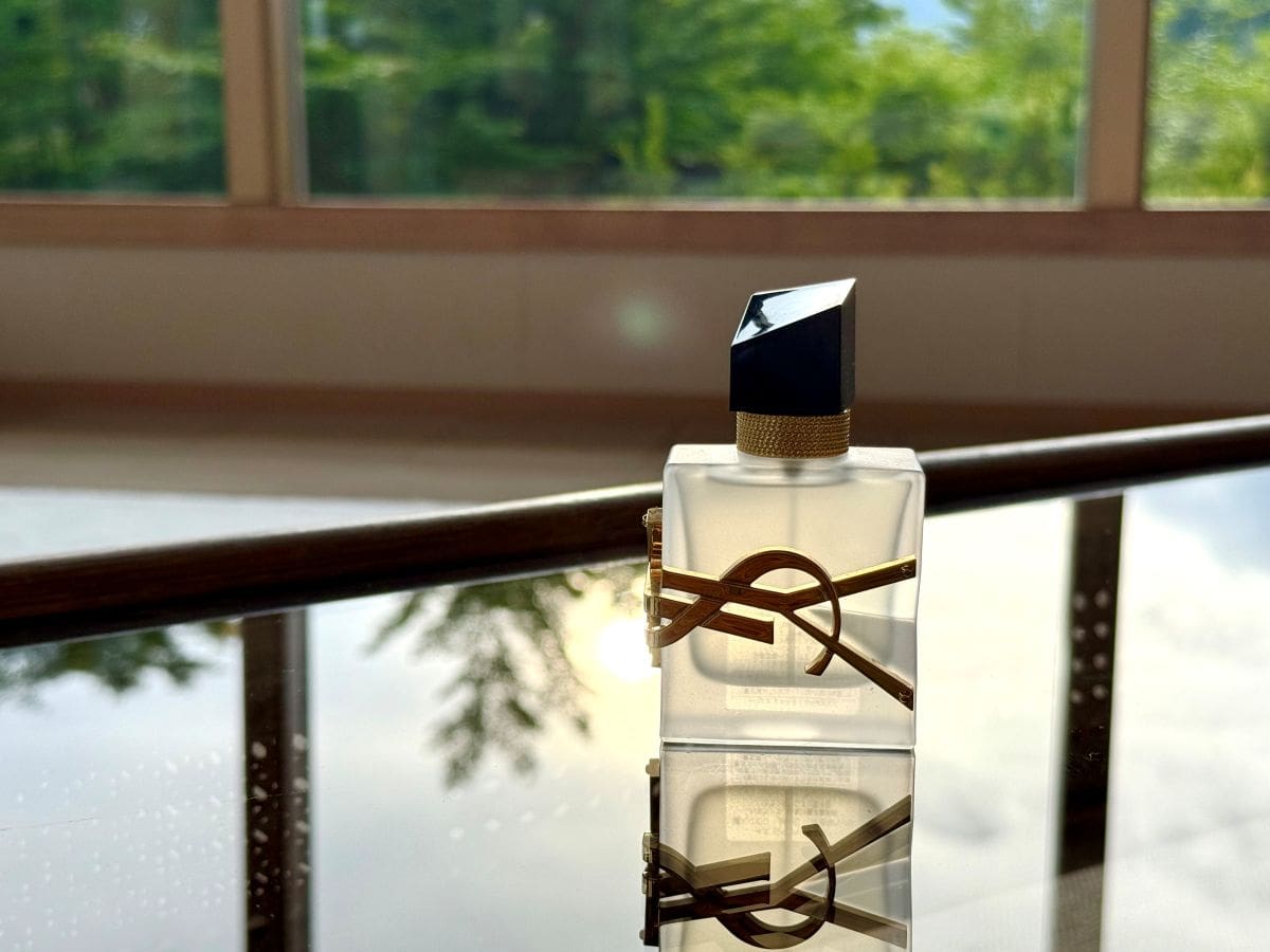 メンズ香水に多く使われる「フゼア(ラベンダーなど)」の要素を、女性らしい華やかな「オレンジフラワー」と掛け合わせることで、ジェンダーの枠を超えたスタイリッシュな大人の色気を表現。YSL リブレ ヘアミスト 30mL ¥8,360(イヴ・サンローラン・ボーテ)