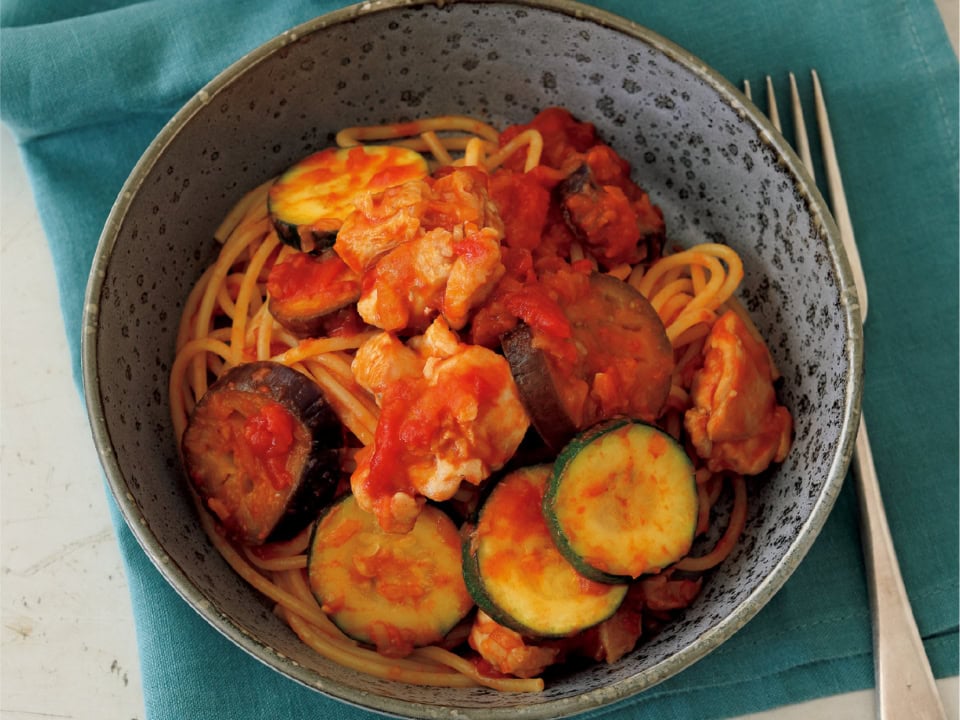 たっぷり野菜に皮をカリッと焼いた鶏肉も入った「完全食」パスタ【ラタトゥイユ風スパゲッティ】